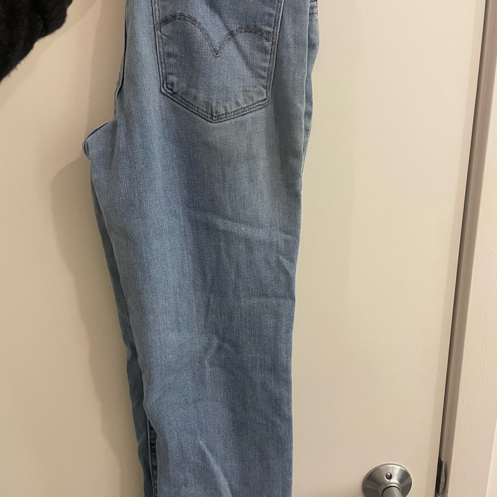 Levi's Light Wash Cropped Ankle Jeans - Blue